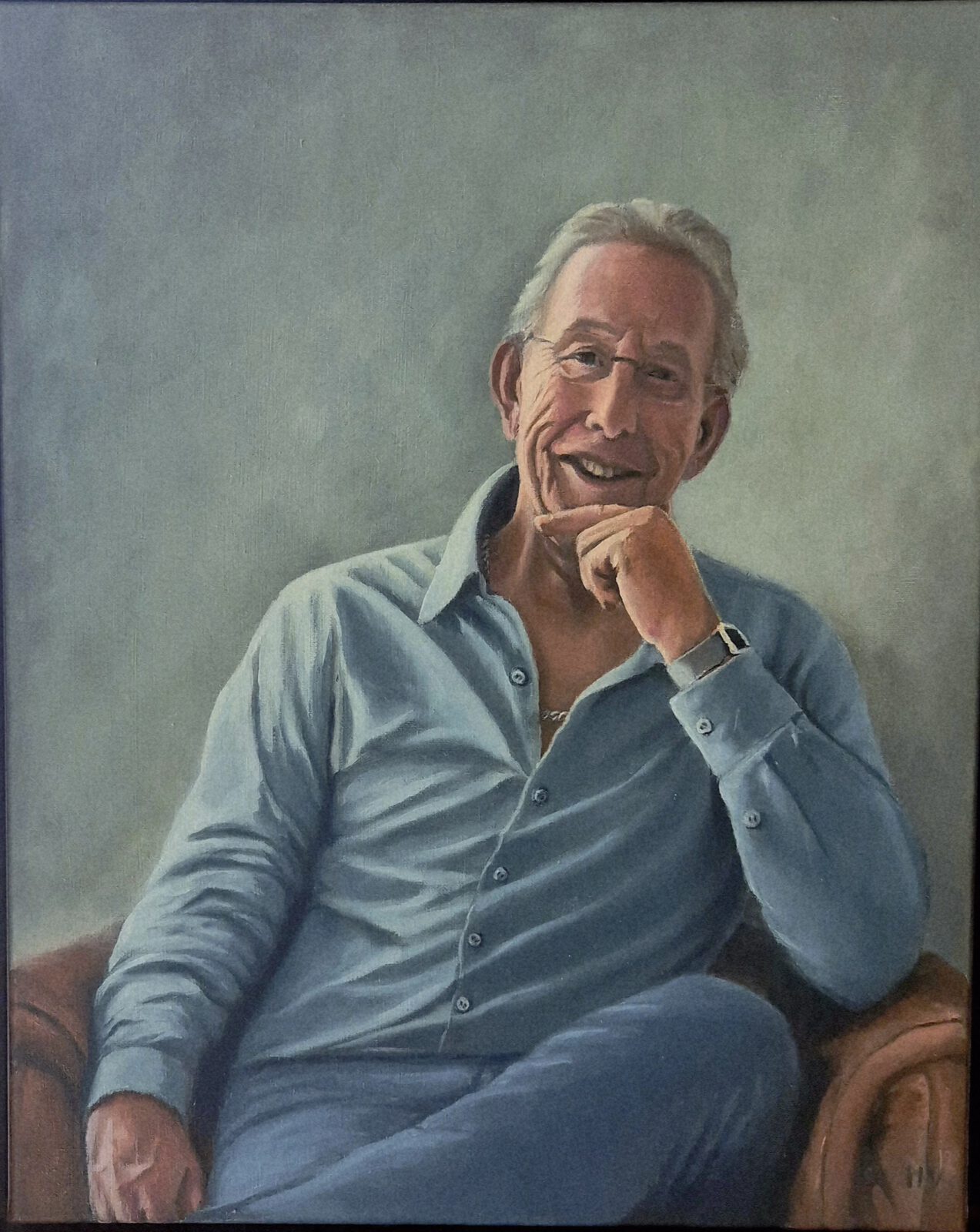 Realistisch geschilderd troostportret. Portret van een oude man met wit haar, zittend in een stoel met zijn hand onder zijn kin. Uitgevoerd als persoonlijk herinneringsportret.